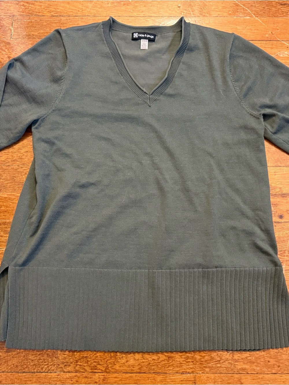 Cable & Gauge Women's V-Neck Sweater in Olive